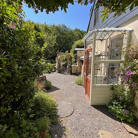 Les Trois Fenetres לינה וארוחת בוקר Beauficel