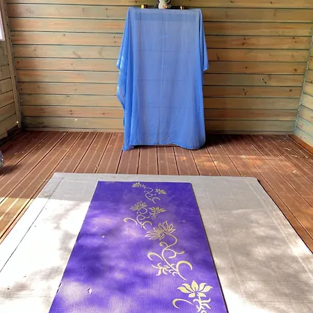 Les Trois Fenetres לינה וארוחת בוקר